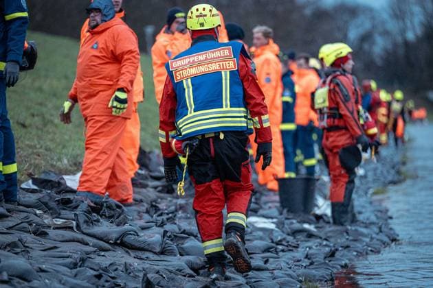 Oberhausen GER Dyke protection storm Zoltan, Ruhr dyke Oberhausen, 23 12 2023 DLRG emergency crews secure colleagues from the fire department and THW during their work, GER Dyke protection storm Zoltan, Ruhr dyke Oberhausen, 23 12 2023 Copyright: xEibner-Pressefoto FabianxFriesex EP_FFE