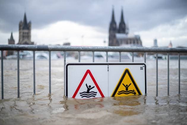 Flood in Cologne the barrier, on which hangs a sign that says Flood danger of life, Danger, keep out when flooded, on the background we see Cologne Cathedral Flood in Cologne, symbolic image, 26 12 2023 Cologne NRW Germany Copyright: xBEAUTIFULxSPORTS Buriakovx