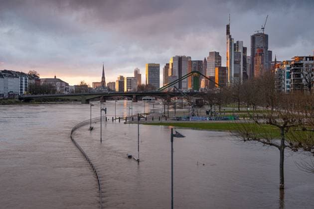 Floods in Frankfurt am Main After persistent rainfall, the River Main burst its banks in the eastern harbor area of Frankfurt and caused flooding in the Weseler Werft area Frankfurt am Main Mainufer Hessen Germany 2023-12-28_ffm_hochwasser_02
