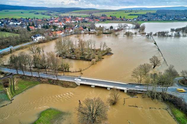 High water and flooding of the river Leine in Burgstemmen after days of heavy rainfall B1 in Burgstemmen Lower Saxony Germany on 30 12 23 Foto:xU.xStammx xFuturexImagex leine_hochwasser_3445