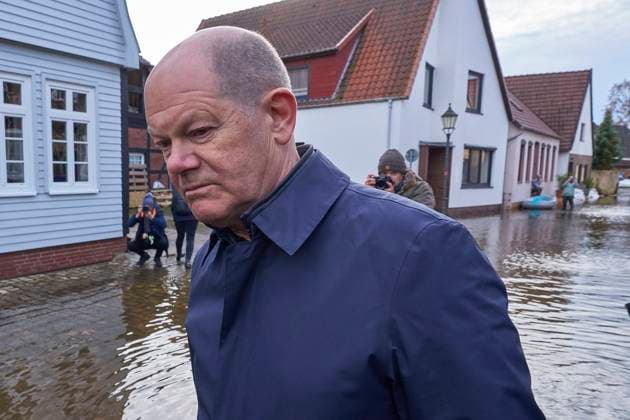 Federal Chancellor Olaf Scholz visits the high water areas in Verden an der Aller on 31 12 2023 Foto:xU.xStammx xFuturexImagex hochwasser_scholz_3005
