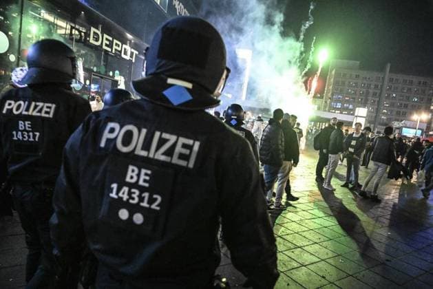New Years Eve 2023 2024 at Alexanderlatz in Berlin FOR EDITORIAL PURPOSES ONLY EDITORIAL USE ONLY p Police try to enforce the firecracker ban zone at Alexanderplatz on New Years Eve 2023 2024 Berlin Copyright RetoxKlar Copyright: RetoxKlar doc7tiesfnoaypbvj59j8o ,EDITORIAL USE ONLY Copyright: RetoxKlar