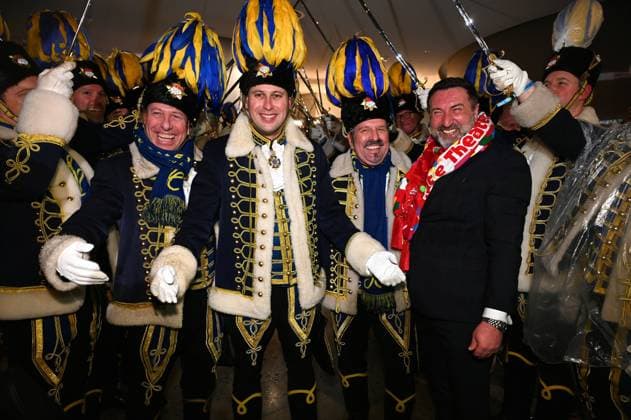 Cologne Carnival triumvirate for the 2023 2024 carnival season l r Maid Frieda Friedrich Klupsch , Prince Carnival Sascha I Sascha Klupsch and farmer Werner Werner Klupsch moving into their court residence, the Dorint Hotel am Heumarkt, and receiving the key