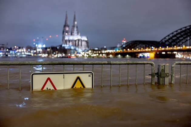 The flood crest wave reaches Cologne in the evening At 822 cm, the water level of the Rhine reaches the crest level View from the Rhine boulevard in Deutz of Cologne Cathedral, the old town and the Hohenzollern Bridge An easing is in sight 05 01 2024 Cologne Deutz NRW Germany