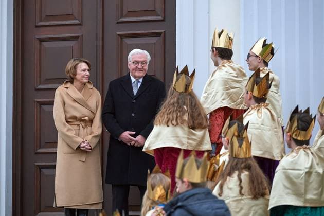 On Three Kings Day on 06 01 2024, German President Frank Walter Steinmeier 2 l and his wife Elke Buedenbender received 20 carol singers from the diocese of Limburg at Bellevue Palace in Berlin Photo The nine girls a Copyright: epd-bild ChristianxDitsch Sternsinger_Steinmeier4