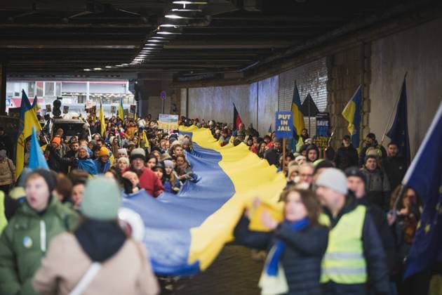 Demonstration Schützt Menschen solidarisiert euch mit der Ukraine , 06 01 2024 Participants at the demonstration, giant flag, 100 meters long Demonstration Schützt Menschen solidarisiert euch mit der Ukraine , 06 01 2024 Koeln NRW Germany Copyright: xBEAUTIFULxSPORTS Buriakovx