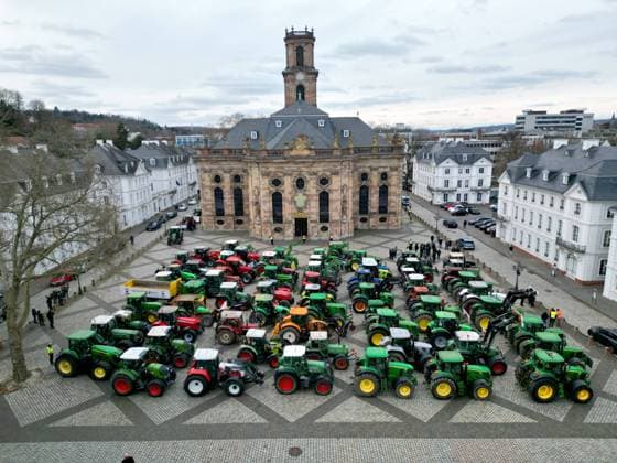 Farmers demonstrate in Saarbrücken around the Ludwigskirche and the State Chancellery against the policies of the federal government on Monday 8 1 2024 bub