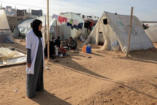 Bilder des Jahres 2024, News 01 Januar News Themen der Woche KW02 (240109) -- RAFAH, Jan. 9, 2024 -- A doctor is seen at a temporary clinic in the southern Gaza Strip city of Rafah, on Jan. 8, 2024. Israel has been fighting with Hamas in the Gaza Strip since Oct. 7, 2023, after the Palestinian faction launched a surprise attack on southern Israel that killed about 1,200 people. The Israeli army has so far killed more than 23,000 Palestinians in its military operations in the enclave, the Gaza-based Health Ministry said Monday. (Photo by Xinhua) MIDEAST-GAZA-RAFAH-TEMPORARY CLINICS RizekxAbdeljawad