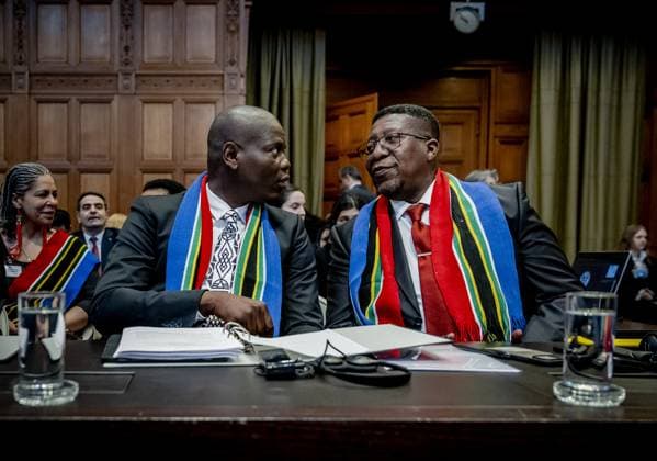Bilder des Jahres 2024, News 01 Januar News Themen der Woche KW02 News Bilder des Tages THE HAGUE - Ronald Lamola, Minister of Justice of South Africa, and Vusimuzi Madonsela, the South African Ambassador to the Netherlands, at the International Court of Justice (ICJ) ahead of the hearing of the genocide case against Israel brought by South Africa. According to the South Africans, Israel is currently committing genocidal acts against Palestinians in the Gaza Strip. ANP REMKO DE WAAL netherlands out - belgium out  Copyright: xx x488213742x originalFilename: 488213742.jpg