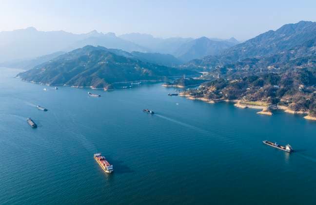 (240111) -- YICHANG, Jan. 11, 2024 -- An aerial drone photo taken on Jan. 11, 2024 shows vessels sailing on the Zigui section of the Yangtze River in Yichang, central China s Hubei Province. The cargo throughput via the Three Gorges Dam, the world s largest hydropower project on the upper stream of the Yangtze River, reached a record high of 172.34 million tonnes in 2023, up 7.95 percent year on year, according to the China Three Gorges Corporation. (Photo by Xinhua) CHINA-HUBEI-YICHANG-THREE GORGES DAM-CARGO THROUGHPUT (CN) ZhengxJiayu