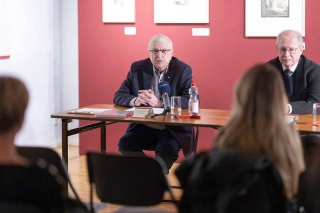 Rembrandt Kunsthaus Apolda 12012024 The chairman of the Kunstverein Apolda, Hans Juergen Giese li Exhibition Rembrandt Masterpieces of Etching Art in the Kunsthaus Apolda Avantgarde Apolda Kunsthaus Thueringen Germany 120124_ppb-9