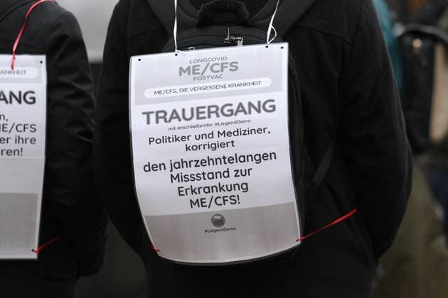 With a funeral procession and a subsequent demonstration in front of Hamburg City Hall on Saturday afternoon, around 100 people drew attention to the suffering of people with the chronic illness ME CFS Myalgic Encephalomyelitis Chronic Fatigue Syndrome They demanded care, education and recognition The demonstration w