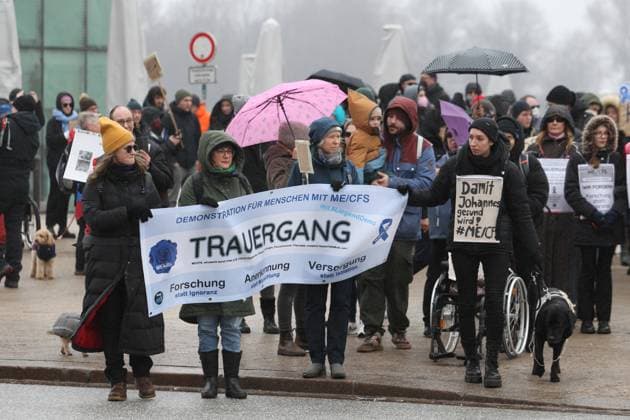 With a funeral procession and a subsequent demonstration in front of Hamburg City Hall on Saturday afternoon, around 100 people drew attention to the suffering of people with the chronic illness ME CFS Myalgic Encephalomyelitis Chronic Fatigue Syndrome They demanded care, education and recognition The demonstration w