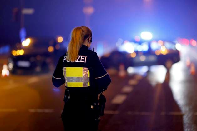 Policewomen from the Cologne police record an accident Two cars collided at a traffic light early in the morning There was damage to the bodywork Splintered glass has to be swept up Theme picture, symbolic picture Cologne, 13 01 2024 NRW Germany Copyright: xChristophxHardtx
