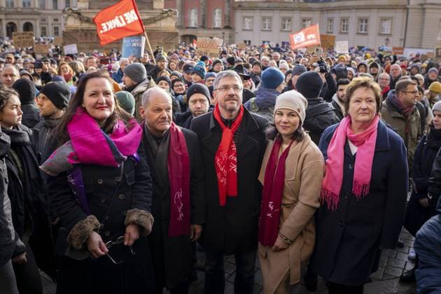 Federal Chancellor Olaf Scholz, SPD, and Federal Foreign Minister Annalena Baerbock, The Greens, attend the rally Potsdam wehrt sich a rally of the Potsdam bekennt Farbe alliance on th Copyright: xThomasxImox