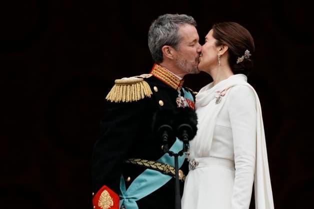 King Frederik X and Queen Mary kiss on the balcony after the proclamation at Christiansborg Palace Square in Copenhagen, Sunday, January 14, 2024 On December 31, 2023, the Queen announced that she would abdicate on January 14 and that the Crown Prince would be Denmarks regent from that day Photo Thomas Traasdahl Scanpix 2024 feature match, Copenhagen Denmark  Copyright: ThomasxTraasdahlx COP15495 spdk20240114-152900-L