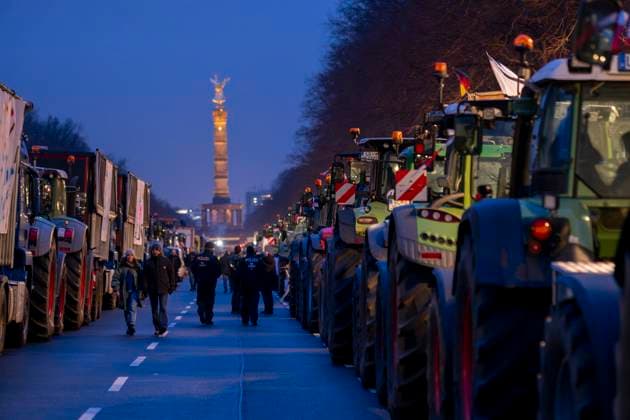 Germany, Berlin, 14 01 2024, protest by farmers, Straße des 17 Juni, nationwide protest week against policies of the traffic light government and cuts for farms, police, Victory Column, Rolf Zoellner farmers demonstration