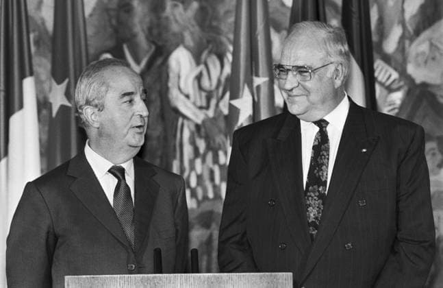 Germany, Bonn, 26 08 1993 Archive 42 21 30 Working visit by French Prime Minister Balladur Photo Edouard Balladur and Chancellor Helmut Kohl Working visit by French Prime Minister Balladur