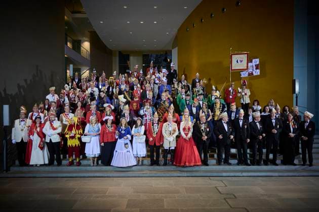 Berlin, Federal Chancellor Olaf Scholz receives carnivalists Federal Chancellery Federal Chancellor Olaf Scholz SPD at the group photo on 18 01 2024 with carnivalists at the reception in the Federal Chancellery in Berlin Berlin Federal Chancellery Berlin Germany