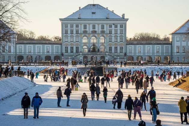 Winter fun on the frozen Nymphenburg Canal, Munich, January 2024 Germany, Munich, January 2024, Nymphenburg Palace, winter fun on the Nymphenburg Palace Canal, many Munich residents stroll along the frozen canal on Saturday afternoon in sub-zero temperatures, temperatures at 8 degrees and sunshine, ice surface still viable, winter day, winter, weekend, Bava