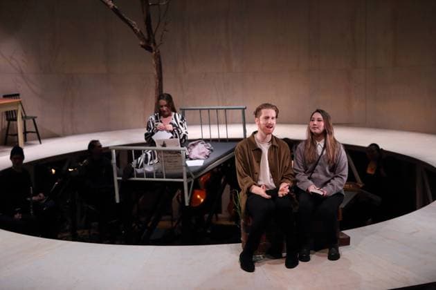 Marie Sofie Jacob as Lisa , Luca Schaub as Tobias, Gustl and Vivian Yau as Mi, Sister , f l , during the photo rehearsal for Lisas Land of Smiles at the Neuköllner Oper in Berlin, January 20, 2024 A dating operetta based on Franz Lehar Music Abigel Varga Text Elisabeth Pape Production Ansgar S