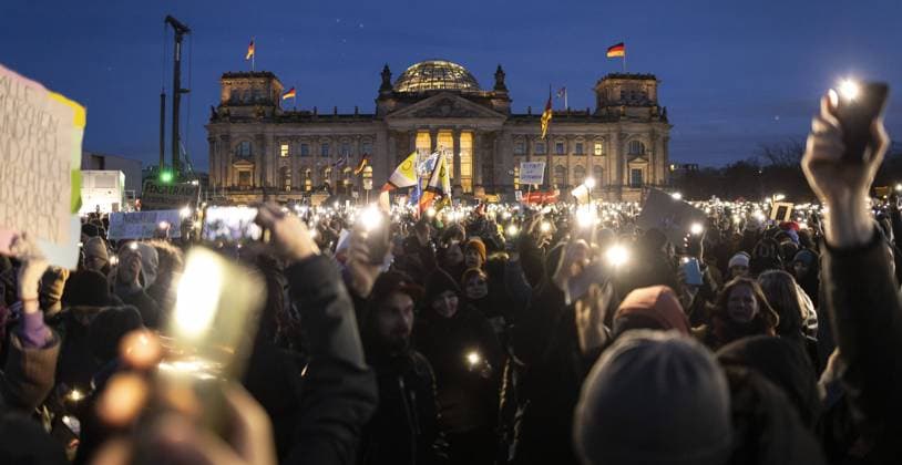 Demonstrators at the demo Defending democracy together against the right, in front of the Reichstag Berlin, 21 01 2024 Berlin Germany Copyright: xThomasxImox