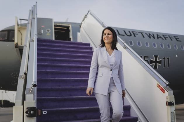 Annalena Baerbock Buendnis 90 Die Gruenen , Federal Foreign Minister, leaves the government plane A321 during an unplanned stop in Jeddah, 24 01 2024 The flight with the German Foreign Minister on board had to stop over in Jeddah due to a lack of Copyright: xFlorianxGaertnerx