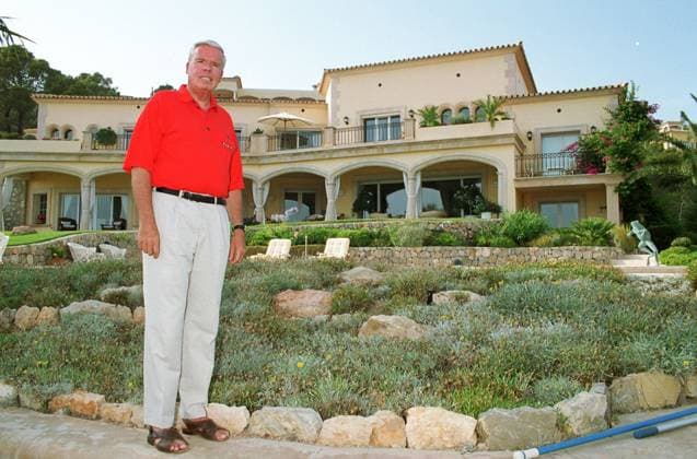 Manager at Mallorca Klaus Michael Kuehne Photo shoot Homestory with the Germans Entrepreneur Klaus Michael Kuehne before his House at Majorca, Spain 2003 , Port D Andraitx Mallorca Spain Copyright: FrankxWxHempel HEM_880001959 Nur redaktionelle Nutzung. Editorial usage only. HEM_880001959 EDITORIAL USE ONLY