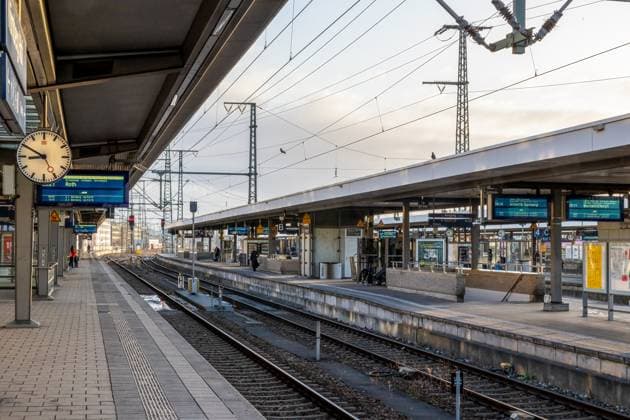 GDL train drivers union strike Situation at Nuremberg Central Station Many empty platforms, no trains and very few passengers waiting Most passengers have adjusted well to the current GDL strike Nuremberg Bavaria Germany 20240125-6V2A9856-Bearbeitet