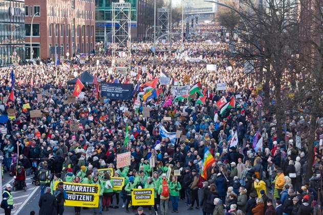 Slogan Together against the right Hamburg for democracy Demo Demonstration Protest march against right-wing extremism AfD Ludwig Erhard Straße 20240128ad528 Hamburg Hamburg Germany Germany Copyright: xAchimxDuwentästerx