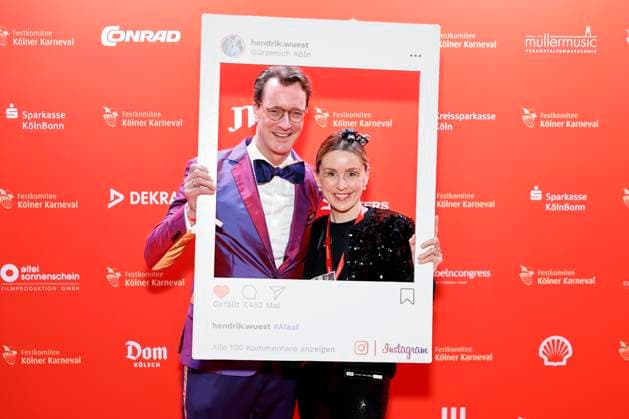 Politician Hendrik Wüst CDU , Minister President of North Rhine-Westphalia, and his wife Katharina pose in her costume as Insta President and photographer at the recording of the 2 ARD TV session 2024 in the Gürzenich Cologne, 02 02 2024 NRW Germany Copyright: xChristophxHardtx