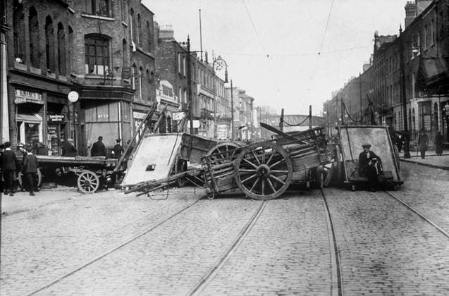 Barricades at Townsend Street, Easter Rising, Dublin, 24th April 1916 (b w photo) 1699613 Barricades at Townsend Street, Easter Rising, Dublin, 24th April 1916 (b w photo); (add.info.: The Easter Rising (Irish: Eiri Amach na Casca), also known as the Easter Rebellion, was an armed insurrection in Ireland during Easter Week in April 1916.). Copyright: xBridgemanxImagesx 1699613