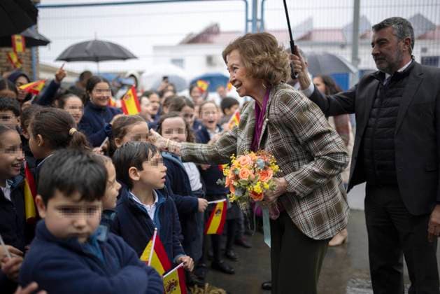 Bilder des Jahres 2024, Entertainment 02 Februar Entertainment Themen der Woche KW06 Entertainment Bilder des Tages Queen Sofia Visits The Huelva Food Bank - Spain Queen Sofia greets children waiting for her before her visit to the Food Bank, February 8, 2024, in Huelva, Andalusia, Spain. Queen Sofia visits the facilities of the Food Bank of Huelva and holds a meeting with its leaders, volunteers, solidarity organizations and donor companies. The event was also attended by the mayor of Huelva, Pilar Miranda, the president of the Provincial Council, David Toscano, the subdelegate of the Government in Huelva, Maria Josà Rico, and the president of the Provincial Council of Huelva, David Toscano. Photo by A. Pà rez Europa Press ABACAPRESS.COM Huelva Andalusia Spain Copyright: xEuropaxPress ABACAx