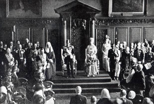 The King making his appeal for peace to the people of Ireland in the City Hall, illustration from The Queen , July 2nd 1921 (b w photo) XJF347933 The King making his appeal for peace to the people of Ireland in the City Hall, illustration from The Queen , July 2nd 1921 (b w photo) by English Photographer, (20th century); Private Collection; (add.info.: King George V (1865-1936) of the United Kingdom; Queen Mary of Teck (1867-1953); Edward, Prince of Wales (1894-1972);). Copyright: xBridgemanxImagesx 347933