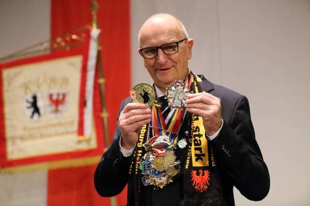 Minister President Dietmar Woidke SPD with carnival medals at a reception of carnivalists at the Brandenburg State Chancellery in Potsdam, February 9, 2024 Minister President Woidke receives carnivalists