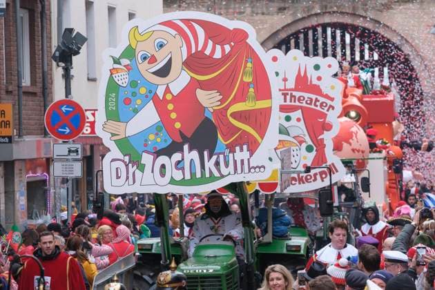 Thousands of revellers at the street carnival on Rose Monday 12 02 2024 in Cologne With a length of 7.5 kilometers, the Rose Monday parade in Cologne is the largest in the country Around 175 floats, including 25 satirical floats with political motifs, parade through the city center See epd report from 12 02 2024 EDITORIAL USE ONLY Copyright: epd-bildx GuidoxSchiefer _DSF1484