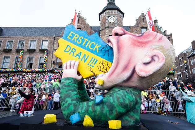 Düsseldorf, Germany 12 02 2024 Rose Monday parade with Jacques Tillys themed float Düsseldorf, Germany 12 February 2024 Vladimir Putin and the Ukraine war Still topical Jacques Tillys themed float at the 2024 Rose Monday parade in Düsseldorf