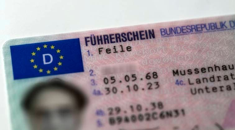 12 02 2024, Driving licenses, New EU regulation for driving licenses, by 19 January 2033 all driving licenses in Europe must be renewed in uniform plastic card documents The European coat of arms with the D symbol is printed on the front 12 02 2024, New EU driving licenses 12 02 2024, New EU driving licenses