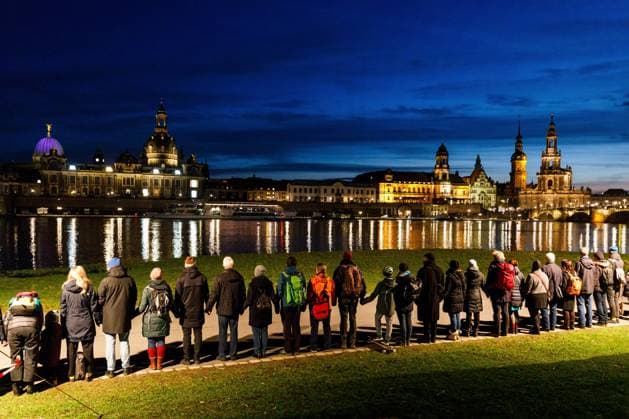 Human chain in Dresden on the anniversary of the bombing DEU Germany Saxony Dresden, 13 02 2024, With a human chain, people in Dresden commemorate the 79th anniversary of the destruction of the city of Dresden in World War II in 1945 bombing on February 13, 1945 and the millions of victims of Nazi tyranny and anti-Semitism AF_Dresden_45071