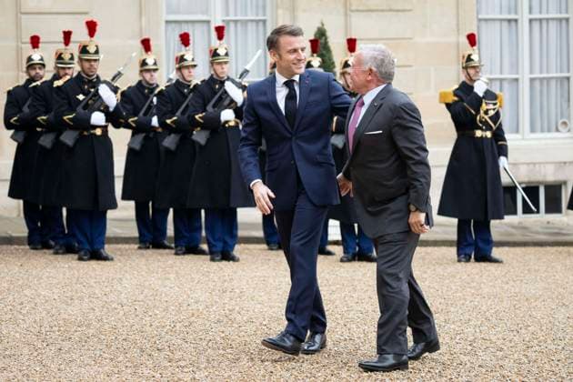 President Macron Welcomes King Abdullah II - Paris French President Emmanuel Macron welcomes King Abdullah II of Jordan before a meeting at the Elysee Palace in Paris, on February 16, 2024. Photo by Eliot Blondet ABACAPRESS.COM Paris France  Copyright: xBlondetxEliot ABACAx