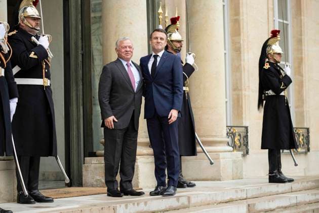 President Macron Welcomes King Abdullah II - Paris French President Emmanuel Macron welcomes King Abdullah II of Jordan before a meeting at the Elysee Palace in Paris, on February 16, 2024. Photo by Eliot Blondet ABACAPRESS.COM Paris France  Copyright: xBlondetxEliot ABACAx