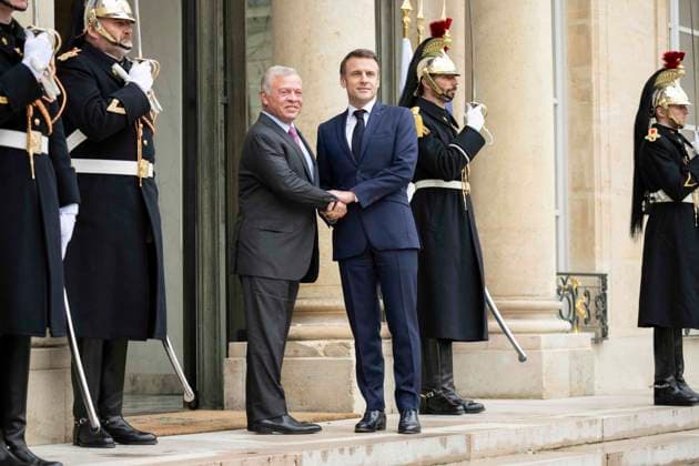 President Macron Welcomes King Abdullah II - Paris French President Emmanuel Macron welcomes King Abdullah II of Jordan before a meeting at the Elysee Palace in Paris, on February 16, 2024. Photo by Eliot Blondet ABACAPRESS.COM Paris France  Copyright: xBlondetxEliot ABACAx