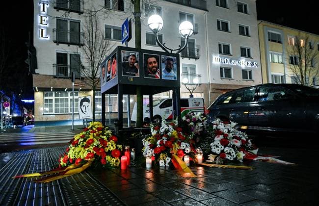 19 02 2024, xpsx, Local Hanau 19 February evening vigils at the crime scenes, v l assassination 19 02 2020 HU Hanau commemoration saytheirnames memorial service crime scene memorial minute candles flowers mourning, Hanau Hessen Germany DEU