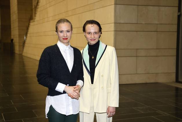 Alina Levshin and Luna Jordan, the two actresses at the photo call for the preview of the investigative ARD feature film Am Abgrund Broadcast on the ARD theme day unsereErde Kampf um Rohstoffe on 6 03 2024 at 8 15 pm on 20 02 2024 at the German Bundestag in Berlin Am Abgrund ARD photo call for the preview at the German Bundestag in Berlin