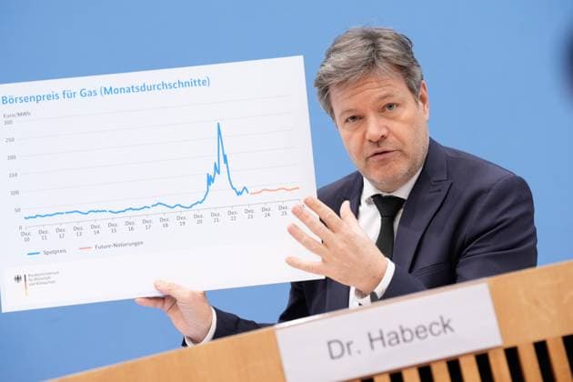Federal Press Conference, Presentation of the Annual Economic Report 2024 Economics Minister Robert Habeck Gruene shows a sign with the development of gas prices on the stock exchange at the presentation of the Annual Economic Report 2024 at the Federal Press Conference, Berlin , 21 02 2024