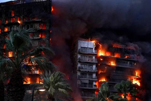 Bilder des Jahres 2024, News 02 Februar Spanien, Feuer in einem Hochhaus in Valencia 14-Story Building On Fire - Valencia Flames devour a building in the Campanar neighborhood, February 22, 2024, in Valencia, Valencian Community, Spain. A large fire has devastated a 14-storey building in the Campanar district of Valencia. The fire, which originated on the fourth floor of the building, has generated a large column of flames and a dense smoke that has affected several floors of the building. The 112 has mobilized ten firefighters, two SAMU and a SVB to the scene of the fire.Photo by Eduardo Manzana Europa Press ABACAPRESS.COM Valencia, Valencian Community Spain Copyright: xEuropaxPress ABACAx