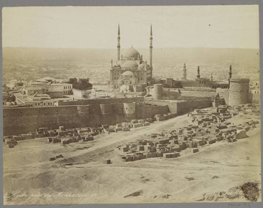 RECORD DATE NOT STATED View of Cairo at the Mokkatam district with city walls and mosque, Maison Bonfils, c. 1895 - in or before 1905 photograph Part of Reisalbum with photos of sights in Greece and Egypt. Cairo paper. photographic support albumen print prospect of city, town panorama, silhouette of city. temple, shrine ~ Islam, Mohammedanism Cairo Copyright: xpiemagsx rknbpie11012024-21150 !ACHTUNG AUFNAHMEDATUM GESCHÄTZT!