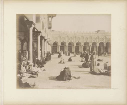 RECORD DATE NOT STATED Students in the courtyard of the Al-Azhar-Mosque in Cairo, Maison Bonfils, c. 1870 - c. 1898 photograph Part of travel album with 80 photos from Egypt. Cairo cardboard. paper. photographic support albumen print temple, shrine ~ Islam, Mohammedanism Cairo Copyright: xpiemagsx rknbpie11012024-22322 !ACHTUNG AUFNAHMEDATUM GESCHÄTZT!