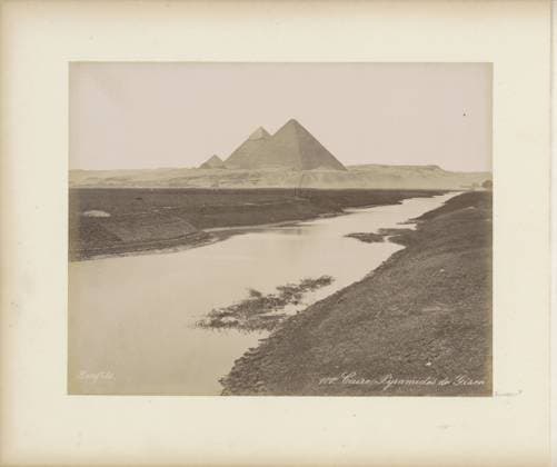 RECORD DATE NOT STATED View of the Pyramids of Gizeh at Cairo, Maison Bonfils, c. 1870 - c. 1898 photograph Part of travel album with 80 photos from Egypt. Giza cardboard. paper. photographic support albumen print pyramid (historical grave form) Cairo Copyright: xpiemagsx rknbpie11012024-22333 !ACHTUNG AUFNAHMEDATUM GESCHÄTZT!