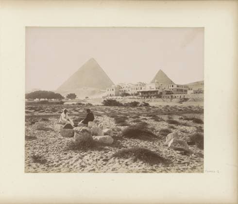 RECORD DATE NOT STATED View of the Pyramids of Gizh with hotel Mena House , Maison Bonfils, c. 1886 - c. 1898 photograph Part of travel album with 80 photos from Egypt. Giza cardboard. paper. photographic support albumen print pyramid (historical grave form). hotel, hostelry, inn Giza Copyright: xpiemagsx rknbpie11012024-22334 !ACHTUNG AUFNAHMEDATUM GESCHÄTZT!